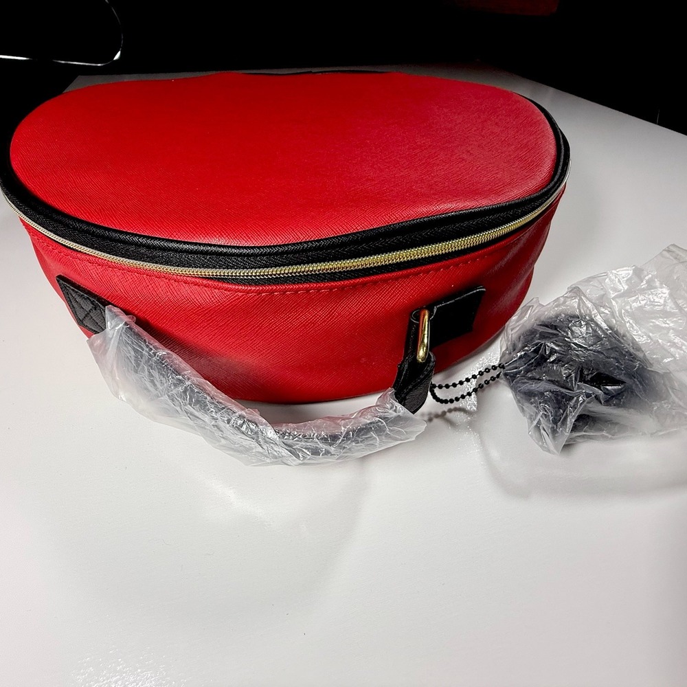 Elizabeth Arden Red Round Makeup Case World Color Faux Leather Pom Pom Bag